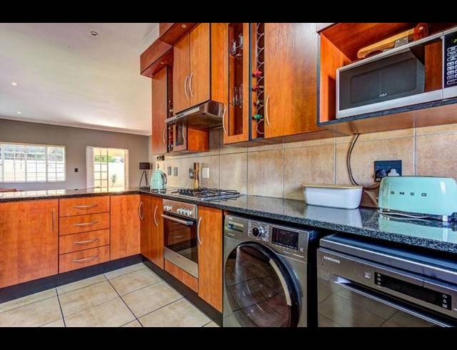 3 BEDROOM TOWNHOUSE FOR SALE IN FARRAR PARK